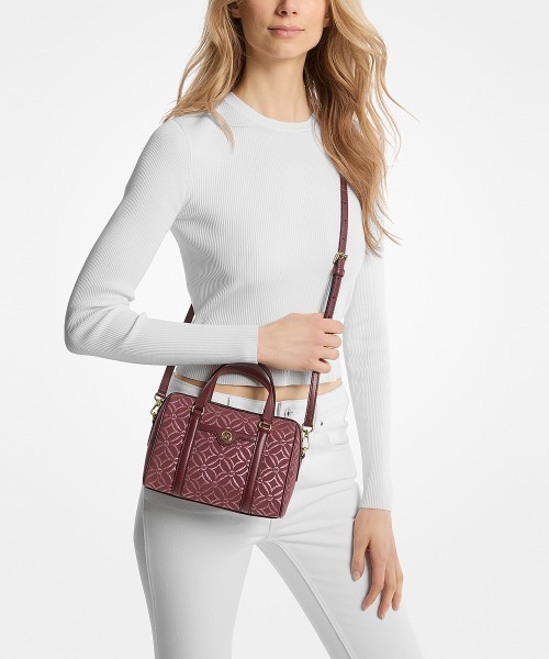 MICHAEL KORS（マイケルコース）の「TRAVEL メタリック ロゴジャカード ダッフルクロスボディ スモール（ショルダーバッグ・レディース・レッド系その他・FREE）」の8枚目の写真