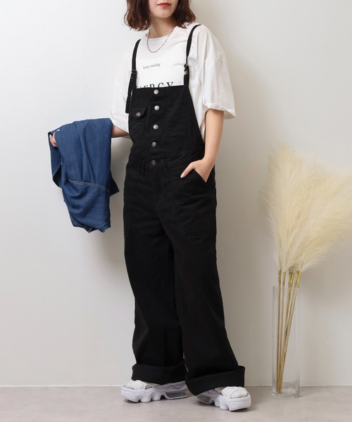 atONE(アットワン)の「ツイルサロペットワイドパンツ(サロペット/オーバーオール・レディース・カーキ/ベージュ/ブラック・M/4L/3L/LL/L)」の1枚目の写真