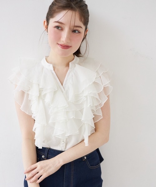 tocco closet(トッコ クローゼット)の「パール釦ラッフルフリルシアーブラウス(シャツ/ブラウス・レディース・ブラック/オフホワイト/ブルー・M)」の3枚目の写真