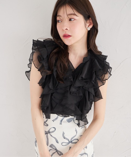 tocco closet(トッコ クローゼット)の「パール釦ラッフルフリルシアーブラウス(シャツ/ブラウス・レディース・ブラック/オフホワイト/ブルー・M)」の1枚目の写真