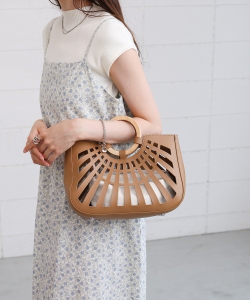 Bab（バブ）の「2WAYポーチ付きニュアンスメッシュバンブーバッグ（トートバッグ・レディース・ベージュ/オフホワイト/グリーン・ONESIZE）」の2枚目の写真