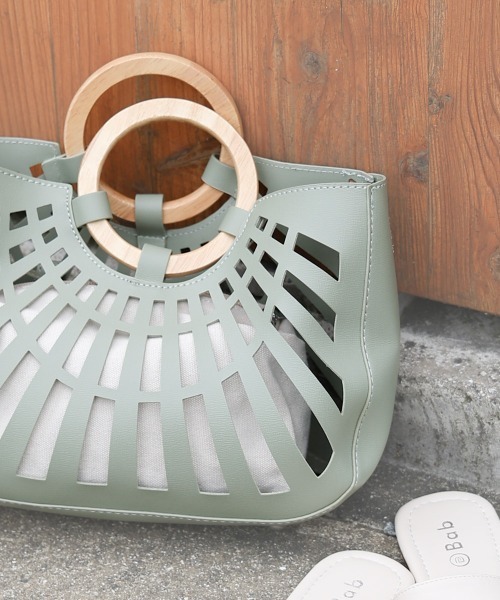 Bab（バブ）の「2WAYポーチ付きニュアンスメッシュバンブーバッグ（トートバッグ・レディース・ベージュ/オフホワイト/グリーン・ONESIZE）」の3枚目の写真