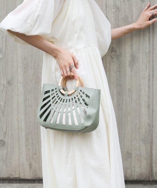 Bab（バブ）の「2WAYポーチ付きニュアンスメッシュバンブーバッグ（トートバッグ・レディース・ベージュ/オフホワイト/グリーン・ONESIZE）」の4枚目の写真