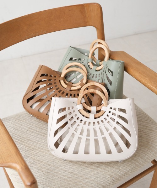 Bab（バブ）の「2WAYポーチ付きニュアンスメッシュバンブーバッグ（トートバッグ・レディース・ベージュ/オフホワイト/グリーン・ONESIZE）」の12枚目の写真