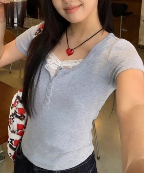 DIAVEL(ディアベル)の「2タイプ展開/ヘンリーネックリラックスフィットTシャツ(Tシャツ/カットソー・レディース・ホワイト/グレー/アイボリー/ブラック/ホワイト系その他/ブラック系その他/グレー系その他・M)」の6枚目の写真