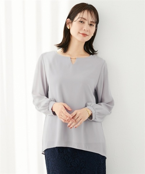 7days Life Styling（セブンデイズライフスタイリング）の「【吸汗速乾カットソー裏地付】シフォンジョーゼット金具付きブラウス<大きいサイズ有>（シャツ/ブラウス・レディース・ライトグレー/ネイビー/オフホワイト/クリーム・LL/3L/S/M/L）」の2枚目の写真