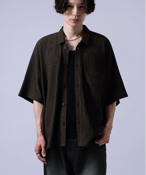 Crownor(クラウノアー)の「プリーツ 半袖シャツ(シャツ/ブラウス・メンズ・ブラウン/ブラック/ブルーグリーン・LARGE/MEDIUM)」の2枚目の写真