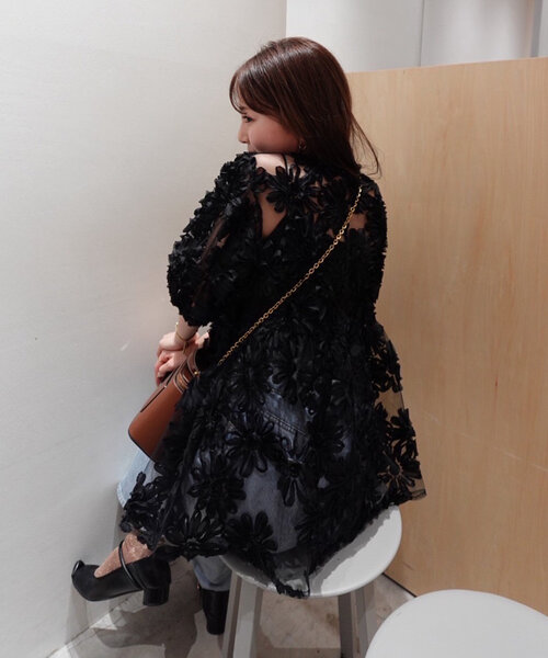 Remind me and forever（リマインドミーアンドフォーエバー）の「【@toitopoooo_____コラボ】花柄チュールブラウス（シャツ/ブラウス・レディース・オフホワイト/ブラック・FREE）」の6枚目の写真