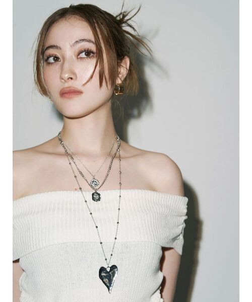 EVRIS（エヴリス）の「HEART MOTIF 3連ロングネックレス（ネックレス・レディース・ゴールド/シルバー・FREE）」の3枚目の写真