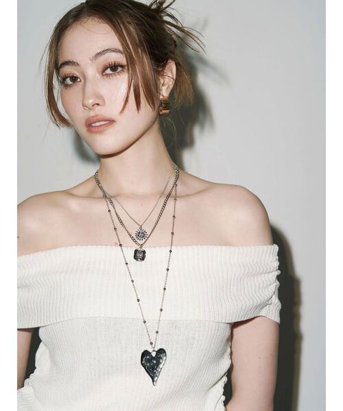 EVRIS（エヴリス）の「HEART MOTIF 3連ロングネックレス（ネックレス・レディース・ゴールド/シルバー・FREE）」の4枚目の写真