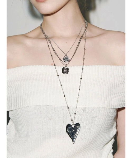 EVRIS（エヴリス）の「HEART MOTIF 3連ロングネックレス（ネックレス・レディース・ゴールド/シルバー・FREE）」の2枚目の写真