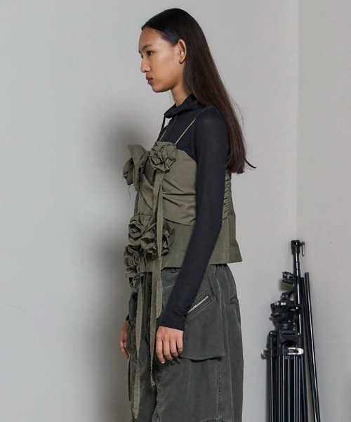 MAISON SPECIAL（メゾンスペシャル）の「Motif Ribbon Bustier/モチーフリボンビスチェ（シャツ/ブラウス・レディース・カーキ/ブラック・FREE）」の6枚目の写真