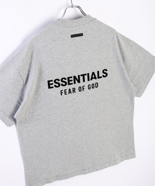 FOG ESSENTIALS(エフオージーエッセンシャルズ)の「Fear of God Essentials フィアオブゴッド エッセンシャルズ バックロゴ 半袖Tシャツ(Tシャツ/カットソー・メンズ・ブラック/グレー・XS/S/M/L)」の2枚目の写真