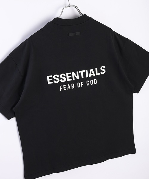 FOG ESSENTIALS(エフオージーエッセンシャルズ)の「Fear of God Essentials フィアオブゴッド エッセンシャルズ バックロゴ 半袖Tシャツ(Tシャツ/カットソー・メンズ・ブラック/グレー・XS/S/M/L)」の1枚目の写真