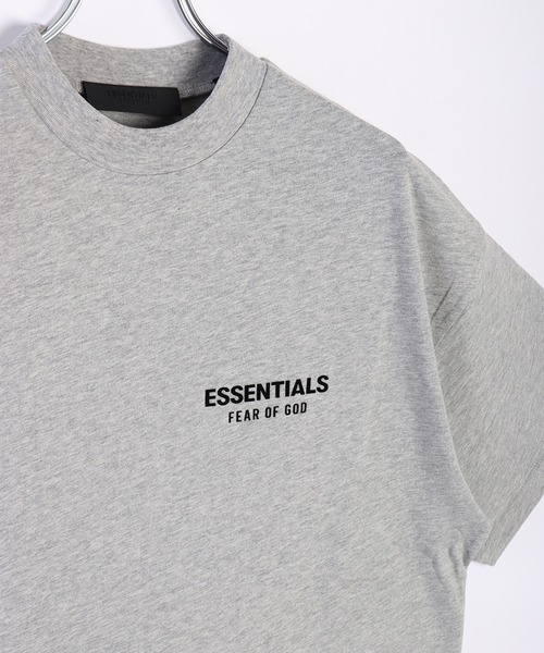 FOG ESSENTIALS(エフオージーエッセンシャルズ)の「Fear of God Essentials フィアオブゴッド エッセンシャルズ バックロゴ 半袖Tシャツ(Tシャツ/カットソー・メンズ・ブラック/グレー・XS/S/M/L)」の3枚目の写真
