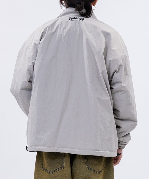 THRASHER（スラッシャー）の「【at】〔THRASHER/スラッシャー〕ナイロン＆シープボア スタンドネック リバーシブルブルゾン（ナイロンジャケット・メンズ・ライトグレー/ブラック/カーキ・MEDIUM/LARGE）」の13枚目の写真