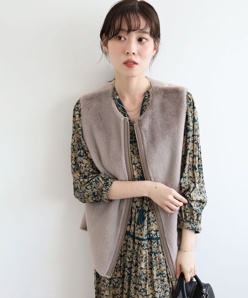 le.coeur blanc（ルクールブラン）の「フェイクファームートンベスト（その他アウター・レディース・グレイッシュベージュ/モカ・38）」の20枚目の写真