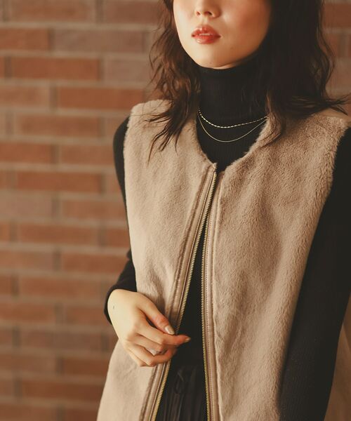 le.coeur blanc（ルクールブラン）の「フェイクファームートンベスト（その他アウター・レディース・グレイッシュベージュ/モカ・38）」の16枚目の写真