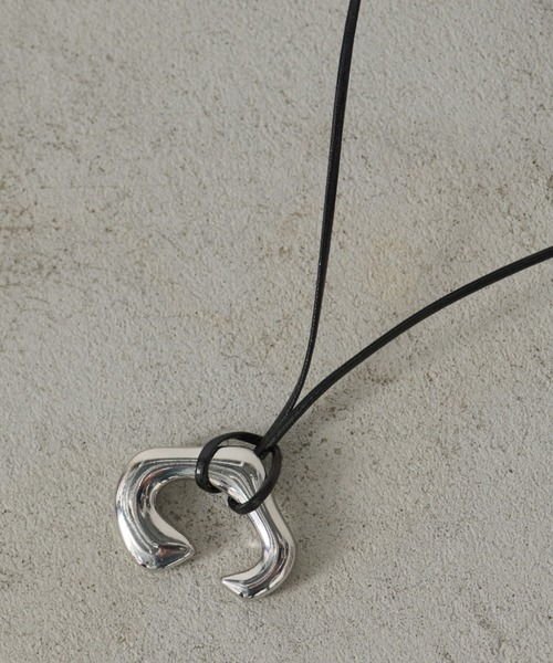 AIC.（エーアイシー）の「カーブモチーフコードチョーカーネックレス（ネックレス・レディース・シルバー・FREE）」の2枚目の写真