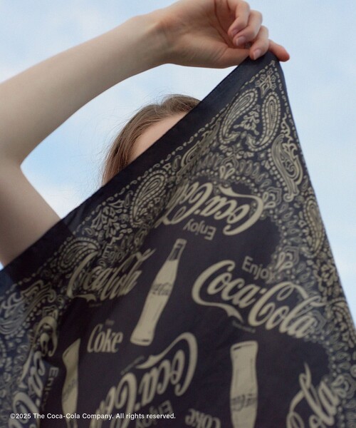 SALON adam et rope'（サロン アダム エ ロペ）の「Coca-Cola スカーフ（バンダナ/スカーフ・レディース・ブラック/ベージュ・FREE）」の2枚目の写真