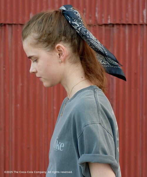 SALON adam et rope'（サロン アダム エ ロペ）の「Coca-Cola スカーフ（バンダナ/スカーフ・レディース・ブラック/ベージュ・FREE）」の4枚目の写真