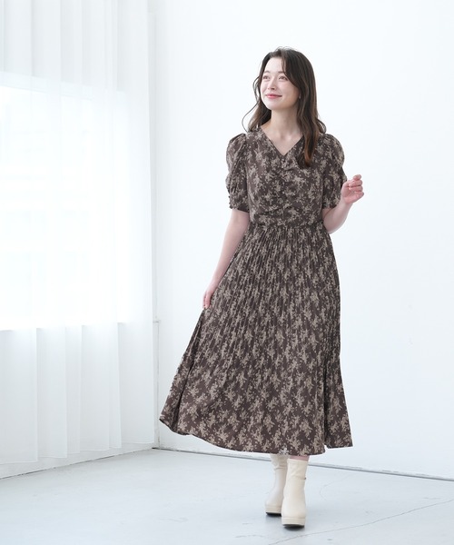 ASTORIA ODIER(アストリアオディール)の「Vネックフラワープリーツワンピース(ワンピース・レディース・ブラウン/アイボリー・MEDIUM)」の2枚目の写真