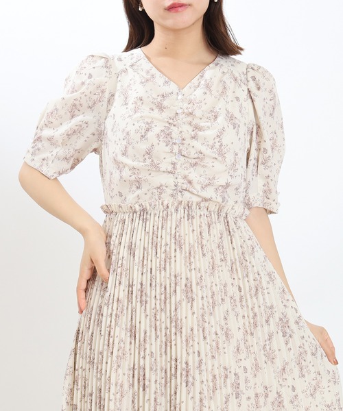 ASTORIA ODIER(アストリアオディール)の「Vネックフラワープリーツワンピース(ワンピース・レディース・ブラウン/アイボリー・MEDIUM)」の1枚目の写真
