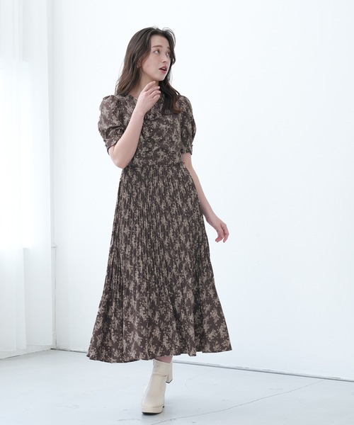 ASTORIA ODIER(アストリアオディール)の「Vネックフラワープリーツワンピース(ワンピース・レディース・ブラウン/アイボリー・MEDIUM)」の3枚目の写真