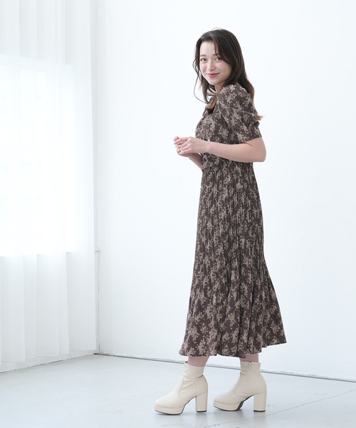 ASTORIA ODIER(アストリアオディール)の「Vネックフラワープリーツワンピース(ワンピース・レディース・ブラウン/アイボリー・MEDIUM)」の4枚目の写真