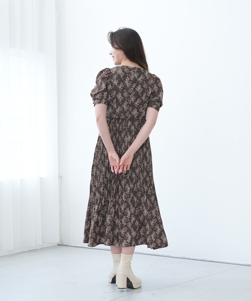 ASTORIA ODIER(アストリアオディール)の「Vネックフラワープリーツワンピース(ワンピース・レディース・ブラウン/アイボリー・MEDIUM)」の5枚目の写真
