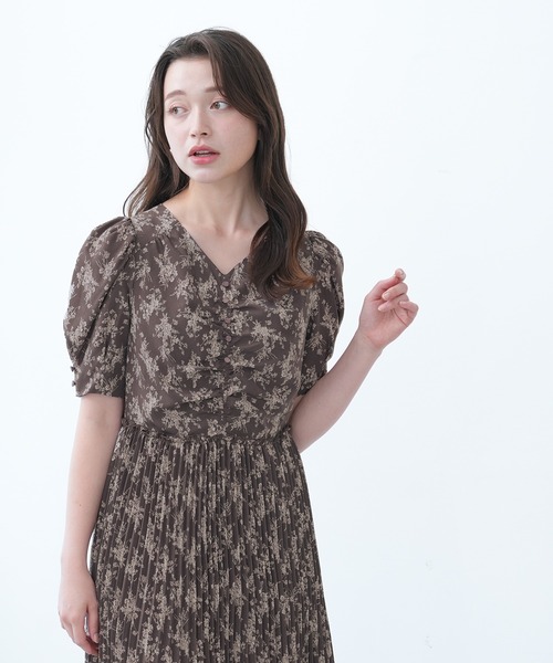 ASTORIA ODIER(アストリアオディール)の「Vネックフラワープリーツワンピース(ワンピース・レディース・ブラウン/アイボリー・MEDIUM)」の6枚目の写真