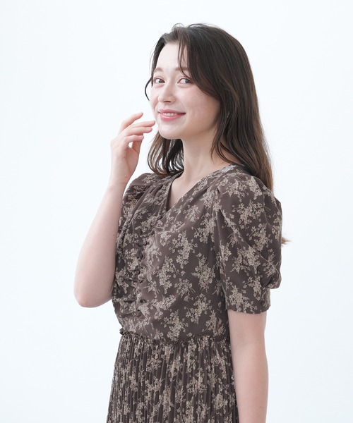 ASTORIA ODIER(アストリアオディール)の「Vネックフラワープリーツワンピース(ワンピース・レディース・ブラウン/アイボリー・MEDIUM)」の7枚目の写真