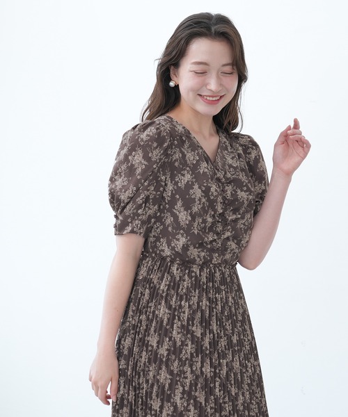 ASTORIA ODIER(アストリアオディール)の「Vネックフラワープリーツワンピース(ワンピース・レディース・ブラウン/アイボリー・MEDIUM)」の8枚目の写真