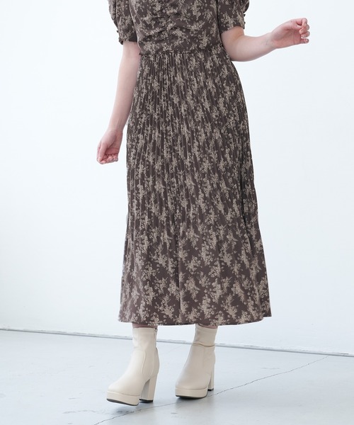 ASTORIA ODIER(アストリアオディール)の「Vネックフラワープリーツワンピース(ワンピース・レディース・ブラウン/アイボリー・MEDIUM)」の9枚目の写真