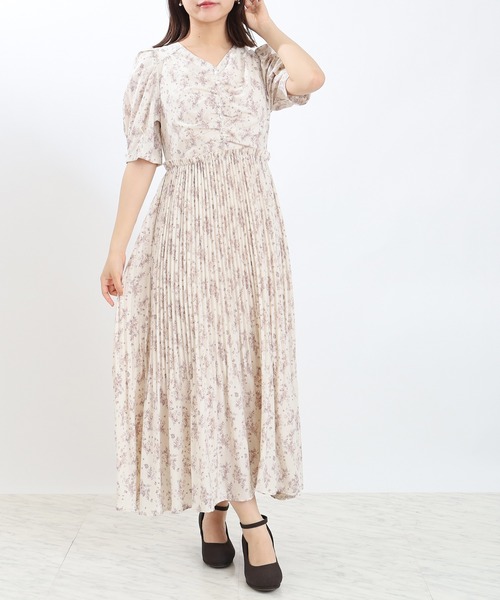 ASTORIA ODIER(アストリアオディール)の「Vネックフラワープリーツワンピース(ワンピース・レディース・ブラウン/アイボリー・MEDIUM)」の10枚目の写真