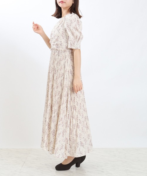 ASTORIA ODIER(アストリアオディール)の「Vネックフラワープリーツワンピース(ワンピース・レディース・ブラウン/アイボリー・MEDIUM)」の11枚目の写真