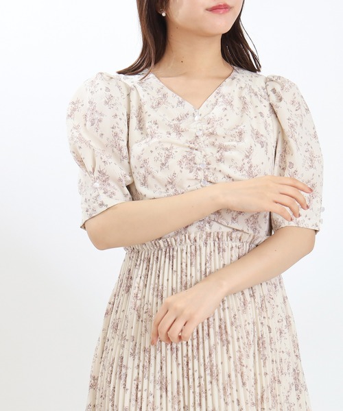 ASTORIA ODIER(アストリアオディール)の「Vネックフラワープリーツワンピース(ワンピース・レディース・ブラウン/アイボリー・MEDIUM)」の12枚目の写真