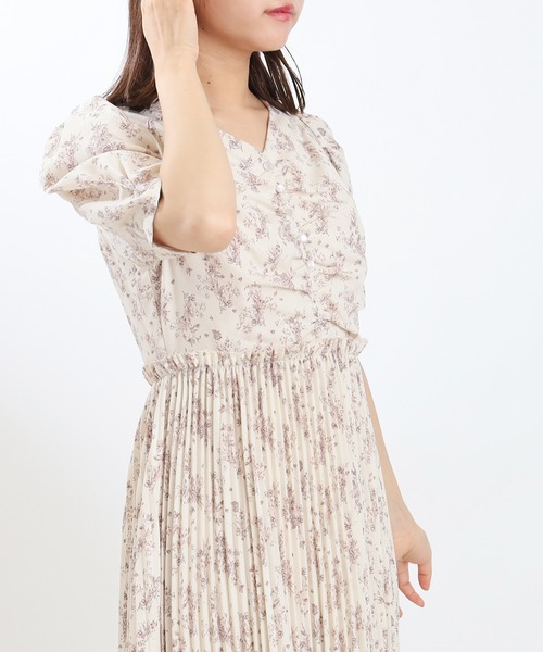 ASTORIA ODIER(アストリアオディール)の「Vネックフラワープリーツワンピース(ワンピース・レディース・ブラウン/アイボリー・MEDIUM)」の13枚目の写真