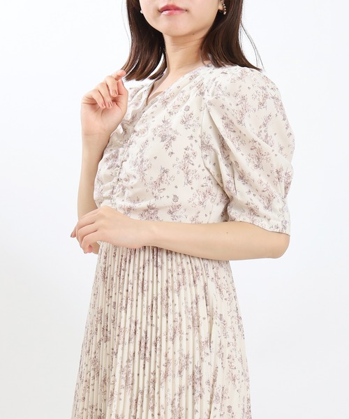 ASTORIA ODIER(アストリアオディール)の「Vネックフラワープリーツワンピース(ワンピース・レディース・ブラウン/アイボリー・MEDIUM)」の14枚目の写真