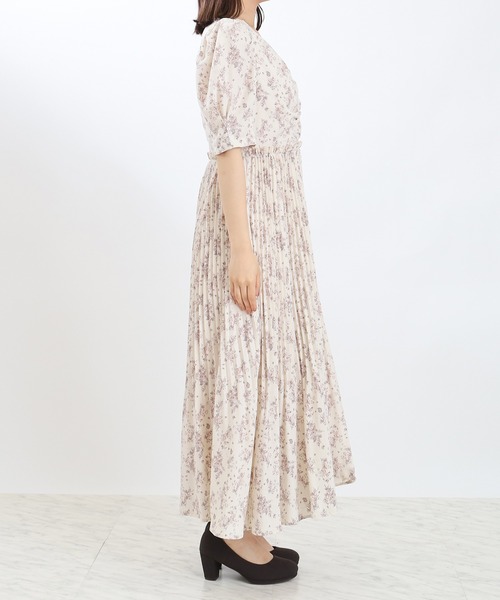 ASTORIA ODIER(アストリアオディール)の「Vネックフラワープリーツワンピース(ワンピース・レディース・ブラウン/アイボリー・MEDIUM)」の17枚目の写真