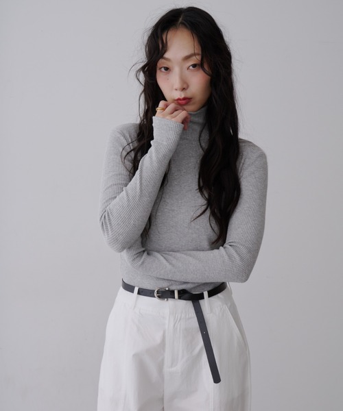 NUJOH（ヌゾ）の「Soft Ribbed Slim Fit Turtleneck Knit / ソフトリブ スリムフィット タートルネック ニット（Tシャツ/カットソー・レディース・グレー/ブラック・FREE）」の2枚目の写真