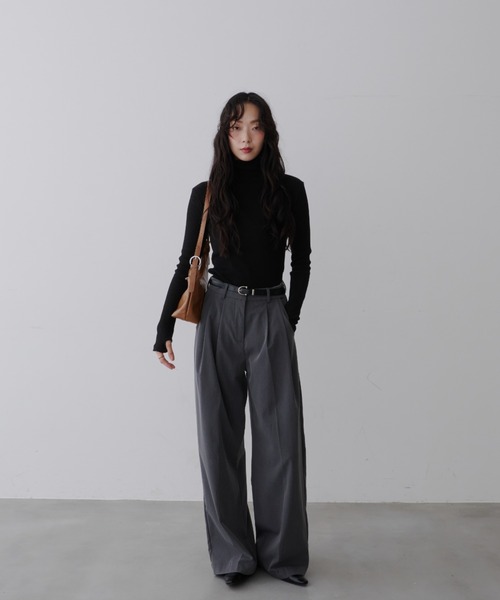 NUJOH（ヌゾ）の「Soft Ribbed Slim Fit Turtleneck Knit / ソフトリブ スリムフィット タートルネック ニット（Tシャツ/カットソー・レディース・グレー/ブラック・FREE）」の4枚目の写真