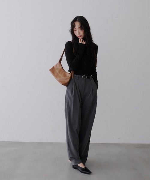 NUJOH（ヌゾ）の「Soft Ribbed Slim Fit Turtleneck Knit / ソフトリブ スリムフィット タートルネック ニット（Tシャツ/カットソー・レディース・グレー/ブラック・FREE）」の6枚目の写真