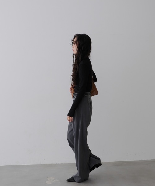 NUJOH（ヌゾ）の「Soft Ribbed Slim Fit Turtleneck Knit / ソフトリブ スリムフィット タートルネック ニット（Tシャツ/カットソー・レディース・グレー/ブラック・FREE）」の8枚目の写真