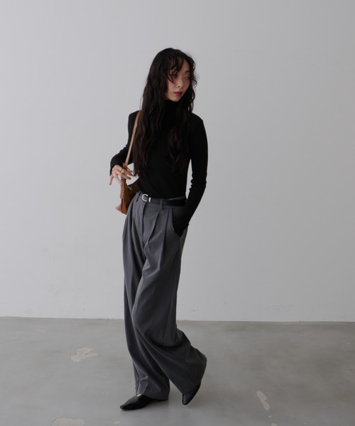 NUJOH（ヌゾ）の「Soft Ribbed Slim Fit Turtleneck Knit / ソフトリブ スリムフィット タートルネック ニット（Tシャツ/カットソー・レディース・グレー/ブラック・FREE）」の9枚目の写真
