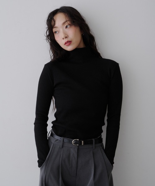 NUJOH（ヌゾ）の「Soft Ribbed Slim Fit Turtleneck Knit / ソフトリブ スリムフィット タートルネック ニット（Tシャツ/カットソー・レディース・グレー/ブラック・FREE）」の12枚目の写真