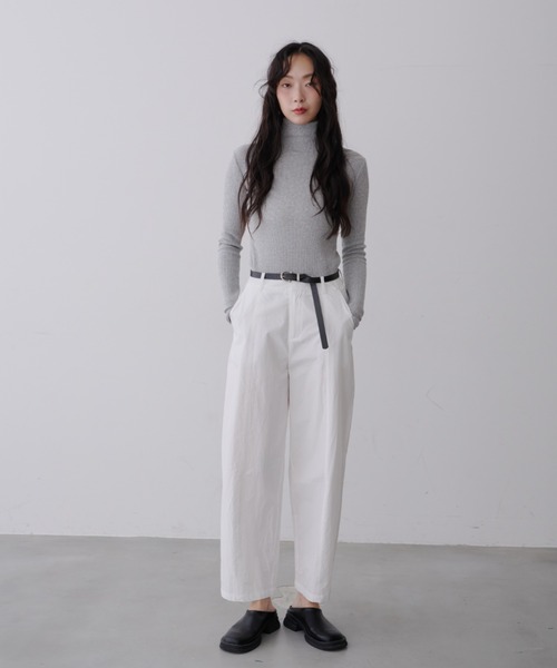 NUJOH（ヌゾ）の「Soft Ribbed Slim Fit Turtleneck Knit / ソフトリブ スリムフィット タートルネック ニット（Tシャツ/カットソー・レディース・グレー/ブラック・FREE）」の14枚目の写真