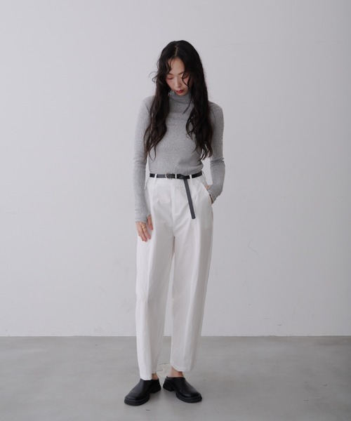 NUJOH（ヌゾ）の「Soft Ribbed Slim Fit Turtleneck Knit / ソフトリブ スリムフィット タートルネック ニット（Tシャツ/カットソー・レディース・グレー/ブラック・FREE）」の15枚目の写真