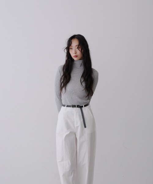 NUJOH（ヌゾ）の「Soft Ribbed Slim Fit Turtleneck Knit / ソフトリブ スリムフィット タートルネック ニット（Tシャツ/カットソー・レディース・グレー/ブラック・FREE）」の16枚目の写真