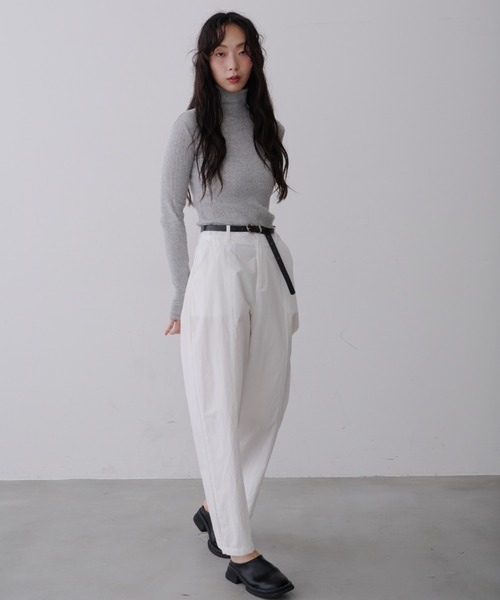 NUJOH（ヌゾ）の「Soft Ribbed Slim Fit Turtleneck Knit / ソフトリブ スリムフィット タートルネック ニット（Tシャツ/カットソー・レディース・グレー/ブラック・FREE）」の17枚目の写真